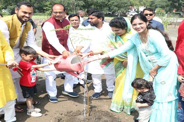 मुख्यमंत्री शिवराज सिंह चौहान ने पीपल, गुलमोहर और सामिया केसिया के पौधे रोपे