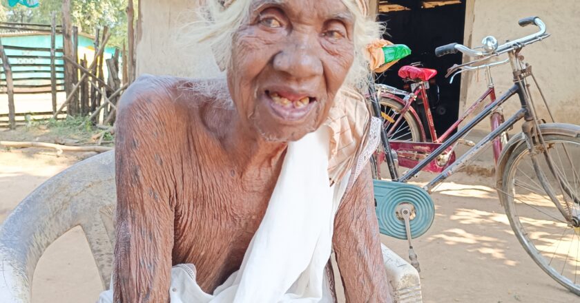उत्तर बस्तर कांकेर : 102 साल की बुधियारिन कौड़ो ने किया डाक मतपत्र से मतदान कहा, घर बैठे वोट करने की मिली सुविधा
