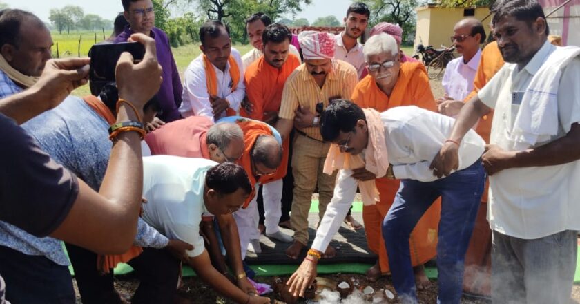 कवर्धा,सोनपुरी गुरु गोरक्ष नाथ मंदिर परिसर में सांसद संतोष पांडे ने किया सामुदायिक भवन निर्माण का भूमि पूजन