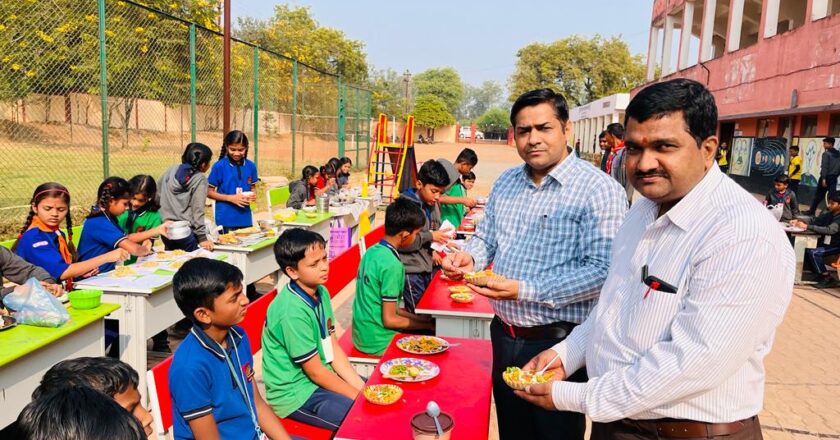 केन्द्रीय विद्यालय कवर्धा में विद्यार्थियों द्वारा सामुदायिक भोजन का आयोजन