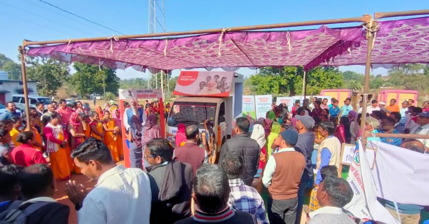 जगदलपुर : विकसित भारत संकल्प यात्रा कार्यक्रम में सरकार की योजनाओं से लाभान्वित हो रहे ग्रामीण
