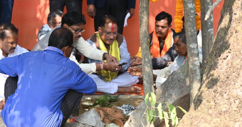 मुख्यमंत्री विष्णु देव साय और उनकी धर्मपत्नी कौशल्या साय ने बंदरचुवा के पास तुर्री पहुंचकर कुल देवता का किया दर्शन