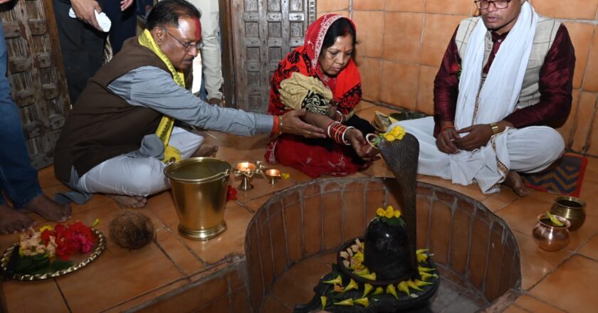 श्री श्री 108 श्री गुरुदेव स्वामी धनपती पंडा जी की गुरु गद्दी का आशीर्वाद लेने भुइंयापानी पहुंचे मुख्यमंत्री विष्णु देव साय