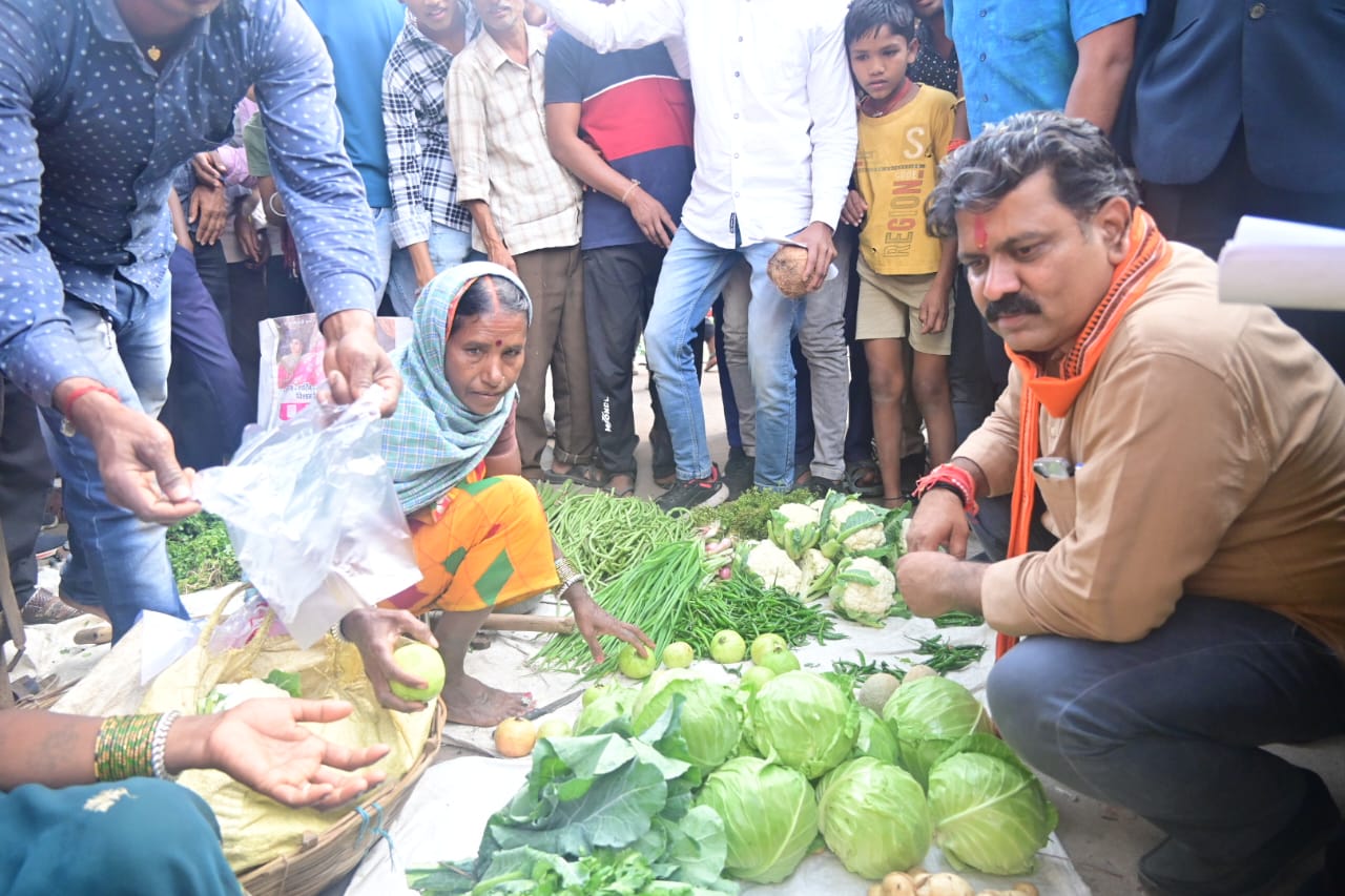 जब सब्जी बाजार में अपने बीच उप मुख्यमंत्री शर्मा को सब्जी खरीदते हुए पाया तो उनकी सरलता, सहजता और विनम्रता के कायल हो गए लोग