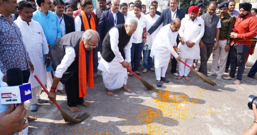 प्रधानमंत्री के आह्वान पर प्रदेश भर के मंदिरों में चल रही साफ-सफाई
