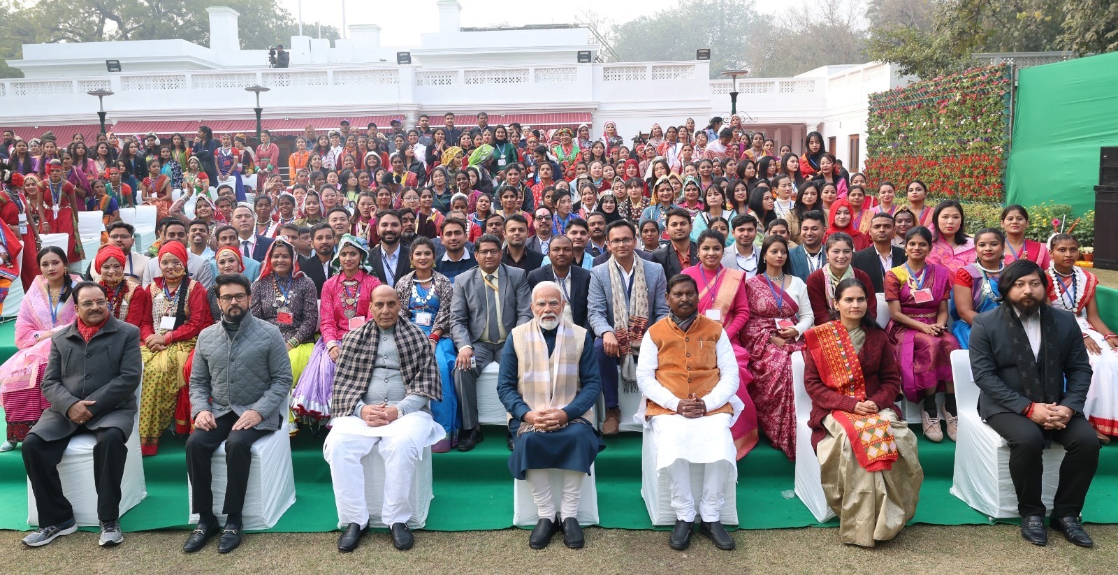 छत्तीसगढ़ की झांकी ‘‘ बस्तर की आदिम जनसंसद: मुरिया दरबार‘‘ में शामिल लोक-कलाकारों ने प्रधानमंत्री नरेन्द्र मोदी से की मुलाकात