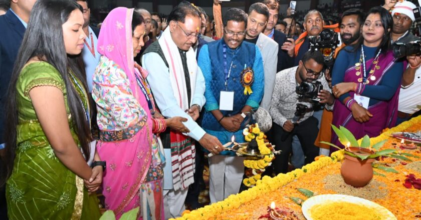 मुख्यमंत्री विष्णु देव साय ने कंवर महोत्सव सम्मान समारोह का दीप प्रज्ज्वलित कर शुभारंभ किया