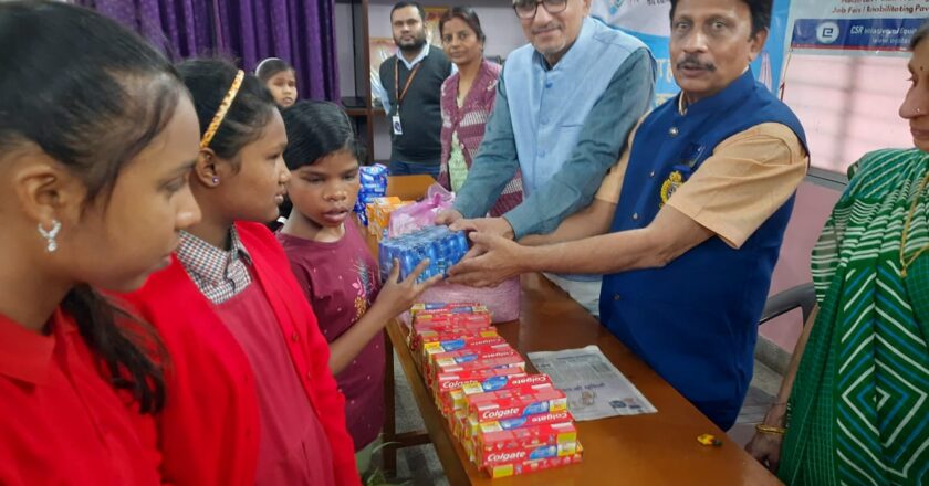 ब्लाइंड छात्राओं का निशुल्क स्वास्थ परीक्षण , दवाइयों और वस्तुओ का वितरण