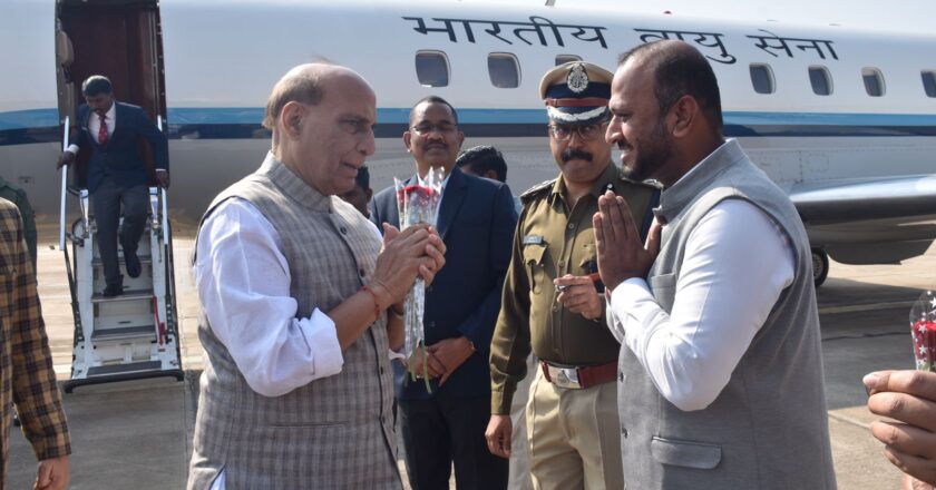 रक्षामंत्री राजनाथ सिंह का जगदलपुर एयरपोर्ट में वरिष्ठ अधिकारियों ने किया स्वागत