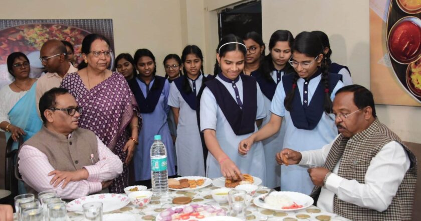 आदिम जाति मंत्री ने प्रयास आवासीय कन्या विद्यालय रायपुर का किया औचक निरीक्षण