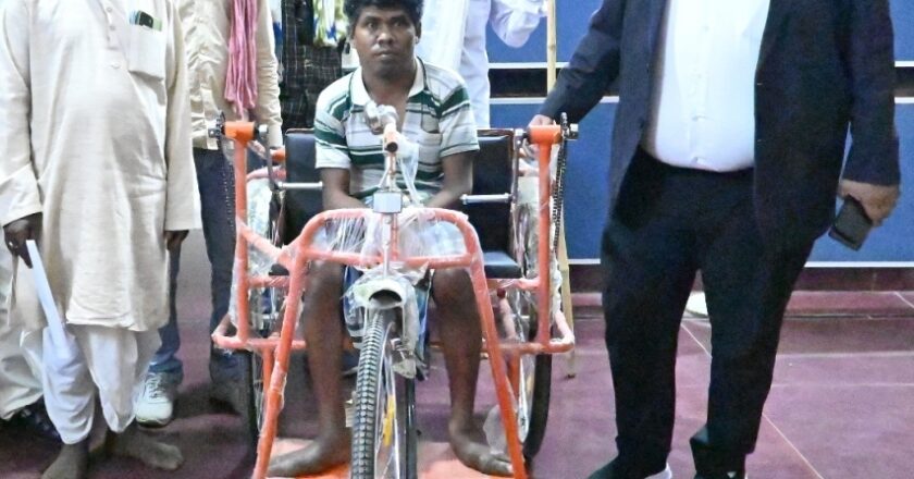 कलीराम को मिली नयी ट्रायसाइकिल, किसी दूसरे का सहारा अब नहीं लेना पड़ेगा, मुख्यमंत्री को दिया धन्यवाद