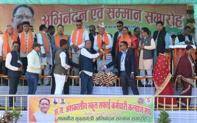 मुख्यमंत्री विष्णु देव साय जशपुर के टांगरगांव में सफाई कर्मचारी कल्याण संघ के अभिनंदन सम्मान समारोह में शामिल हुए