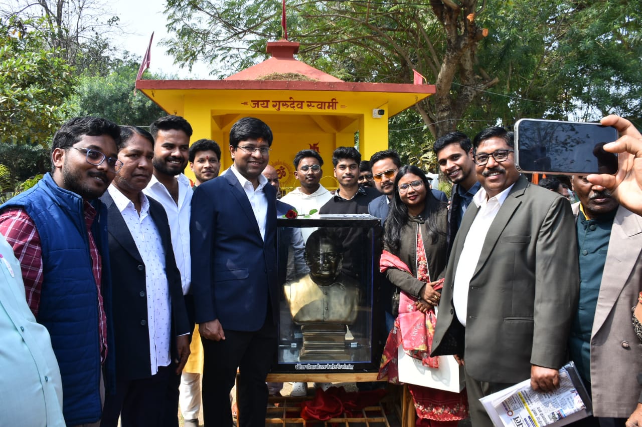 मुख्यमंत्री विष्णु देव साय ने कैम्प कार्यालय में पूर्व प्रधानमंत्री भारत रत्न स्वर्गीय अटल बिहारी वाजपेयी की मूर्ति का किया अनावरण