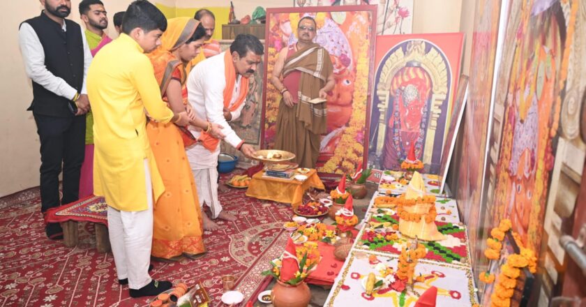 उपमुख्यमंत्री विजय शर्मा आज पूरे परिवार के साथ सिद्धपीठ श्री खेड़ापति हनुमान जी विधिवत पूजा अर्चना की और प्रदेश की खुशहाली एवं समृद्धि की कामना की
