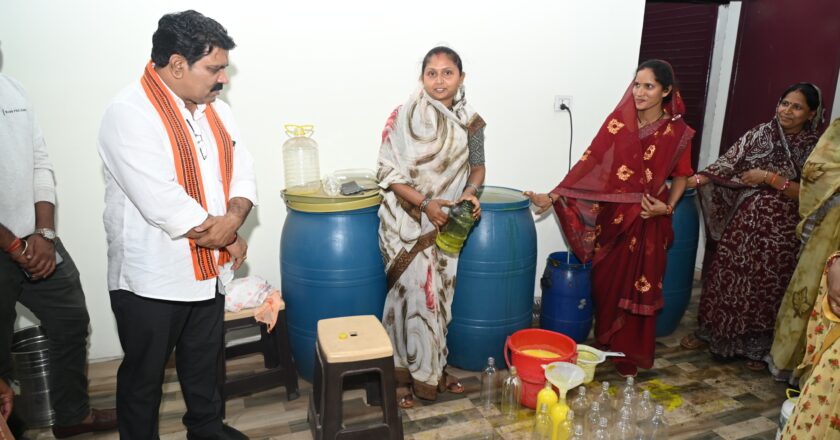उपमुख्यमंत्री विजय शर्मा ने रायपुर जिले के चरौदा एवं निलजा में संचालित रीपा केंद्रों का किया निरीक्षण