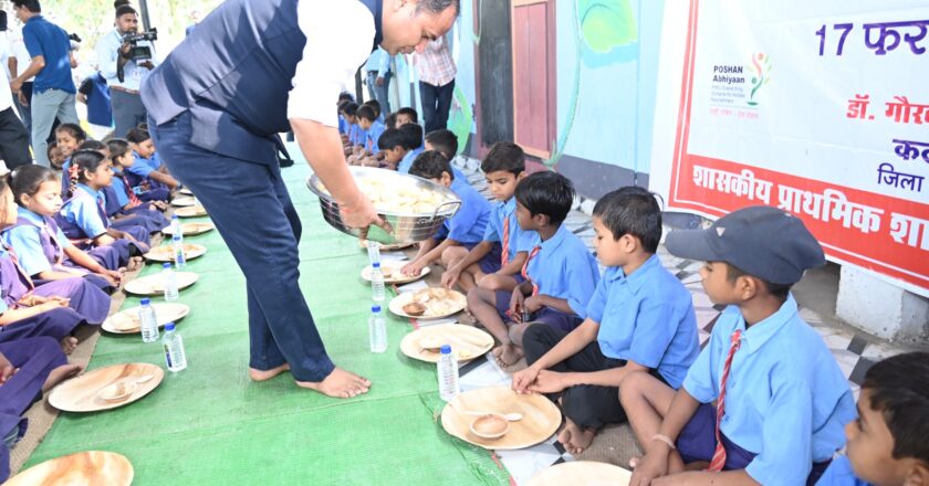 न्योता भोज का शुभारंभ रायपुर से, कलेक्टर ने अपने हाथों से बच्चों को भोजन परोस मनाया अपना जन्मदिन