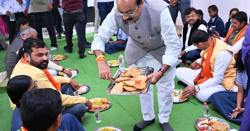 न्योता भोज में शामिल हुए उप मुख्यमंत्री अरुण साव और स्वास्थ्य मंत्री श्याम बिहारी जायसवाल