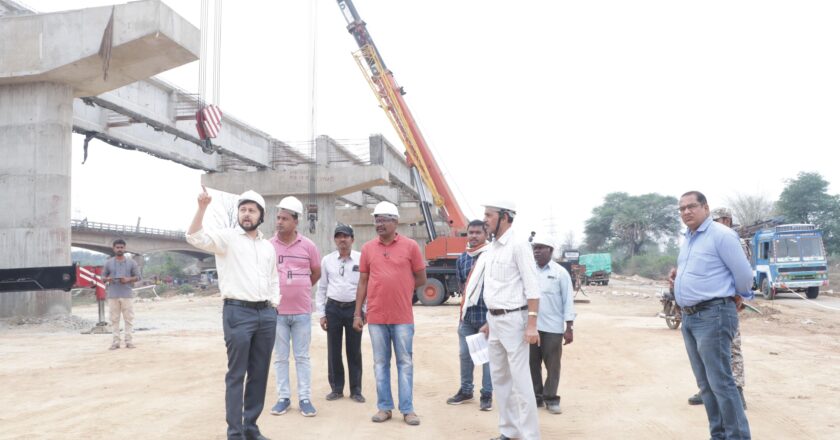 नंदनमारा में निर्माणाधीन उच्चस्तरीय पुल का कलेक्टर ने किया निरीक्षण निर्माण कार्य में लगे श्रमिकों के लिए सुरक्षात्मक उपाय करने के दिए निर्देश
