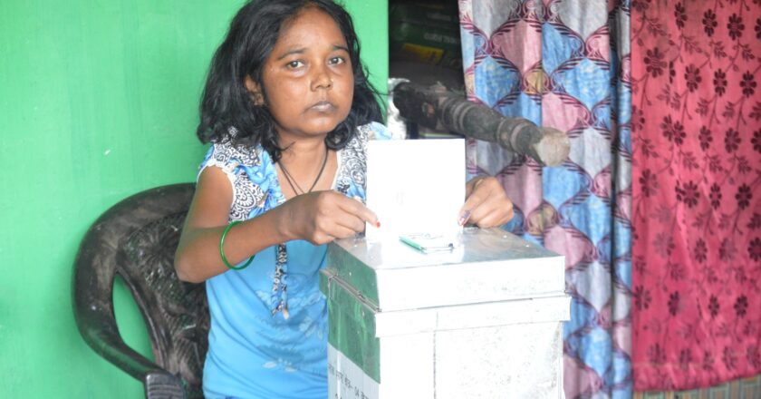 कोरबा : उम्रदराज और दिव्यांगजनों ने होम वोटिंग कर सशक्त लोकतंत्र निर्माण में निभाई  सहभागिता