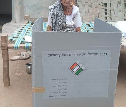 कोरबा : बुजुर्ग मतदाताओं ने मताधिकार की सुविधा पाकर खुशी खुशी अपने पसंदीदा अभ्यर्थी को किया मतदान