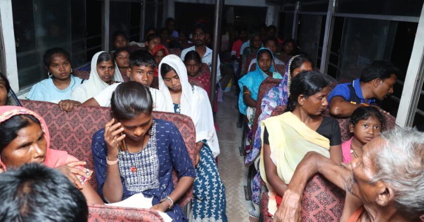 नाव दुर्घटना से सुरक्षित बचाए गए 50 लोगों को बस से वापस उनके गांवों के लिए कलेक्टर-एसपी ने किया रवाना