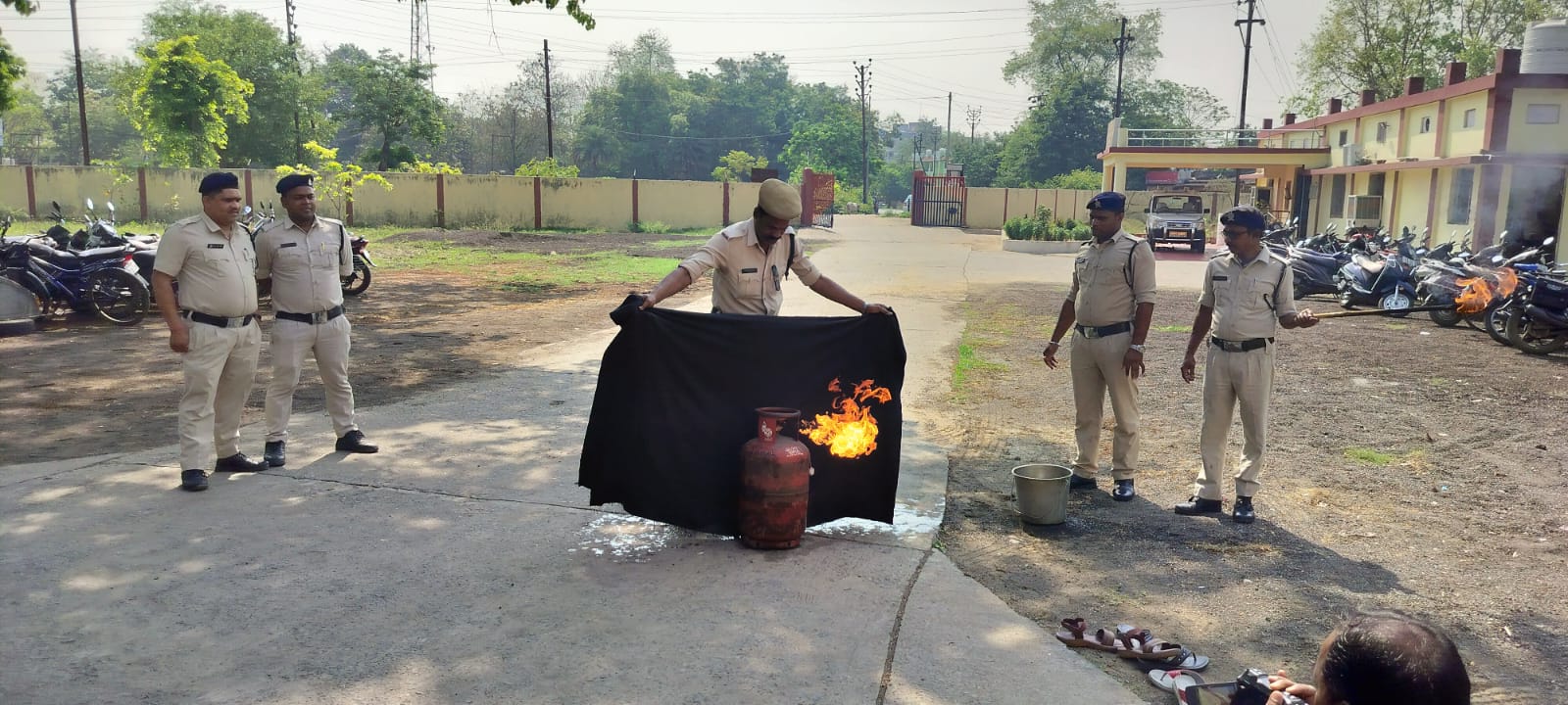 नगर सेना ने मनाया अग्निशमन दिवस, शहीदों को श्रद्धांजलि दे कर बढ़ाई बचाव जागरूकता