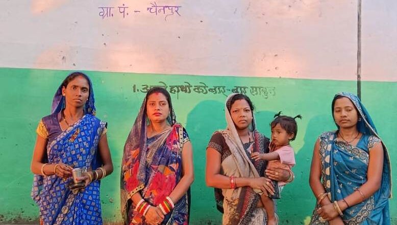 कोरबा : दीवारों पर नारा लेखन कर ग्रामीण मतदाताओं को किया जागरूक
