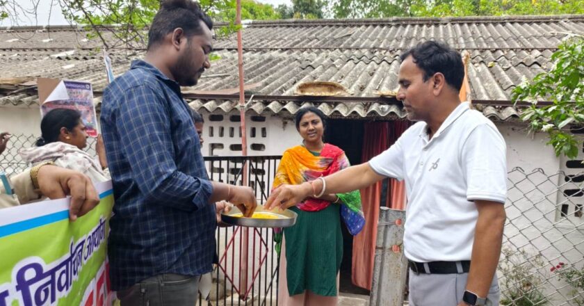राजनांदगांव : लोकतंत्र के महापर्व में शामिल होने स्वीप टीम द्वारा घर-घर हल्दी चावल देकर दिया जा रहा आमंत्रण