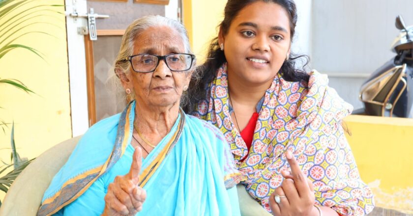 बीजापुर : 96 वर्षीय दयावती इंजापुजारी घर पर मतदान कर अपनी जिम्मेदारी की पूरी