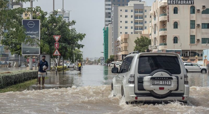 UAE में मूसलाधार बारिश के साथ खूब गिरे ओले