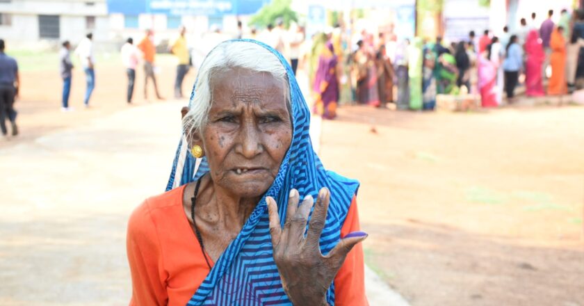 धमतरी : लोकतंत्र के महापर्व में बुजुर्ग, दिव्यांग मतदाताओं सहित नये मतदाताओं ने उत्साह के साथ लिया हिस्सा