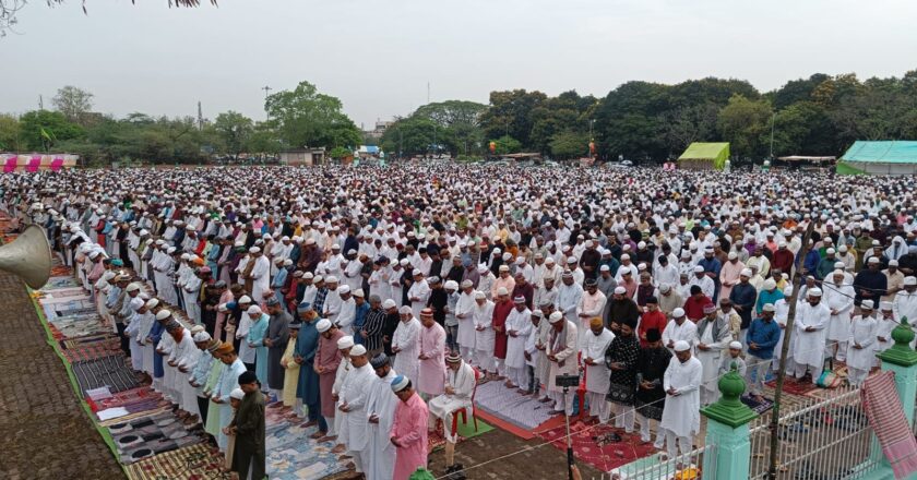 भिलाई : दुआओं में उठे हाथ, गले मिलकर दी मुबारकबाद, ईदुलफित्र पर शहर की तमाम मस्जिदों-ईदगाहों में हुई नमाज