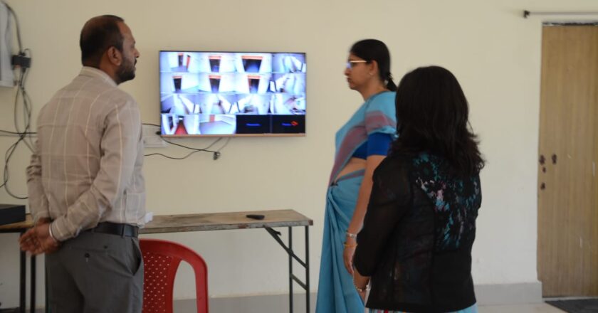 मुख्य निर्वाचन पदाधिकारी रीना बाबासाहेब कंगाले ने जगदलपुर में स्ट्रांग रूम का किया निरीक्षण