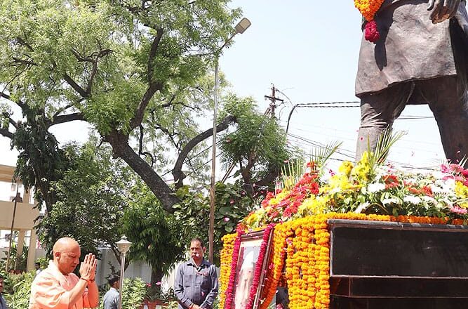 महान स्वतंत्रता संग्राम सेनानी, उत्तर प्रदेश के पूर्व मुख्यमंत्री हेमवती नंदन बहुगुणा जी की जयंती पर उन्हें विनम्र श्रद्धांजलि एवं उनकी स्मृतियों को नमन! (फोटो कैप्शन)