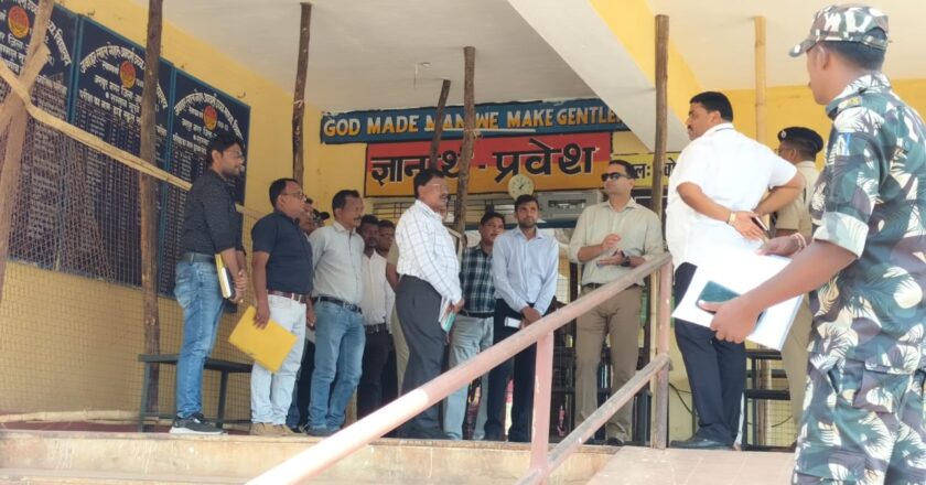 जशपुरनगर : पुलिस प्रेक्षक ने स्ट्रांग रूम एवं मतगणना स्थल का निरीक्षण किया
