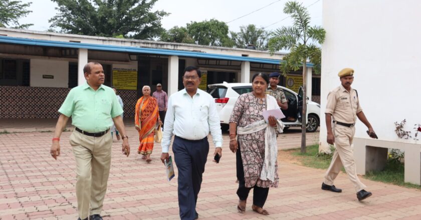 सरगुजा कमिश्नर जी आर चुरेंद्र ने मतदान केंद्र  का किया आकस्मिक निरीक्षण