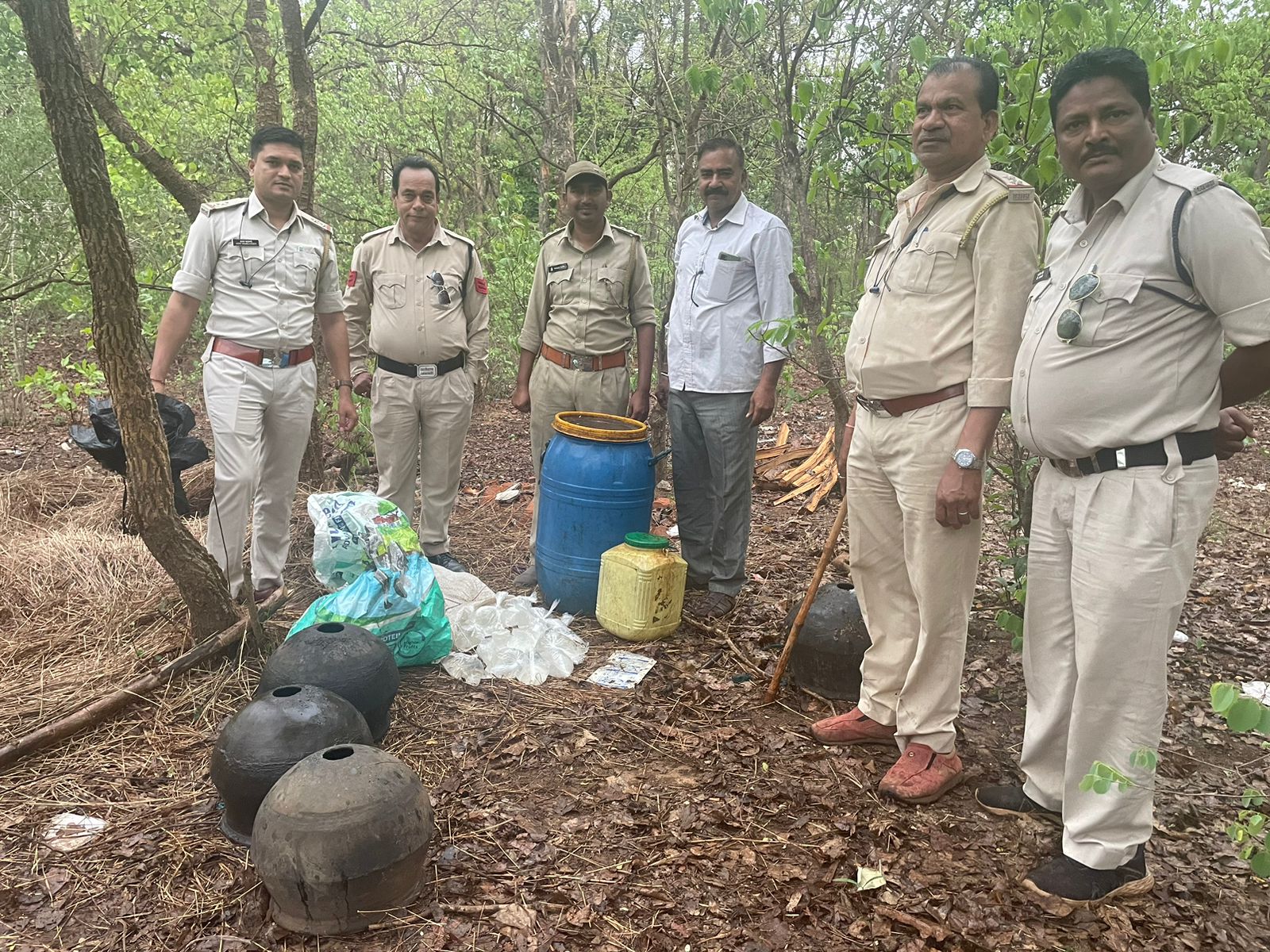 धमतरी : आबकारी अमला द्वारा जप्त किया गया 20 लीटर महुआ शराब