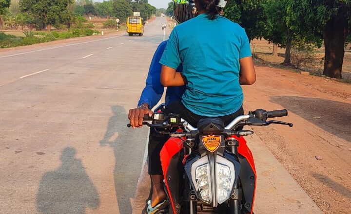 जशपुर स्पोर्टस बाईक में गर्ल फ्रेंड के साथ स्टंटबाजी SP शशि मोहन ने रास्ते में पकड़ा पालकों को दिया संदेश अप्रिय सड़क दुर्घटनाओं को रोकने अभियान तेज