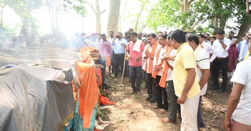 सड़क दुर्घटना में ग्राम सेमरहा के मृतको के अंत्येष्टि कार्यक्रम में शामिल हुए उप मुख्यमंत्री विजय शर्मा