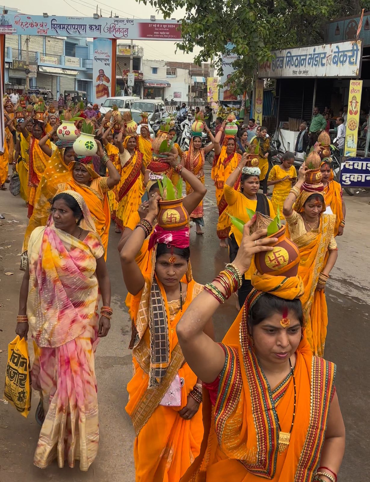 हठकेश्वर महादेव घाट से कथा स्थल अमलेश्वर तक भव्य कलश यात्रा में गूंजा शिवाय नमस्तुभ्यं