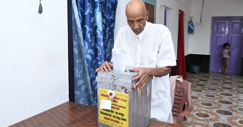 होम वोटिंग की सुविधा से 105 वर्षीय कन्हैया राम ने किया मतदान