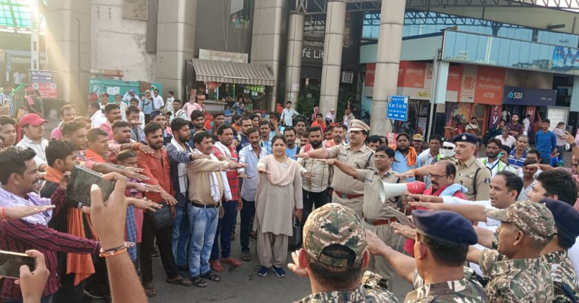 रायपुर : कलेक्टर-एसएसपी निकले सुरक्षा बलों के साथ स्वीप बाइक रैली में