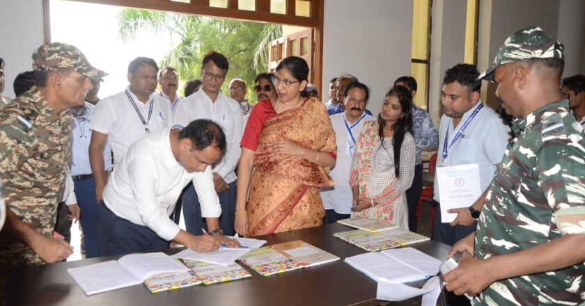 मुख्य निर्वाचन पदाधिकारी रीना बाबा साहेब कंगाले ने रायपुर जिले के मतगणना की तैयारियों का लिया जायजा, मतगणना कक्ष का किया निरीक्षण