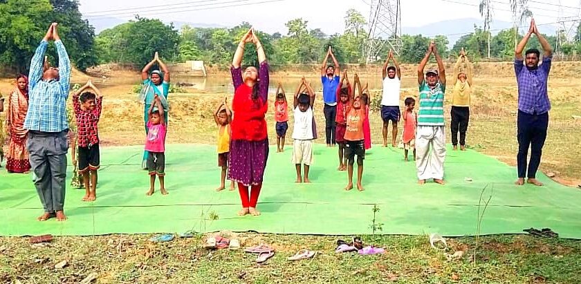 अमृत सरोवर स्थलों पर योगाभ्यास कर मनाया गया योग दिवस