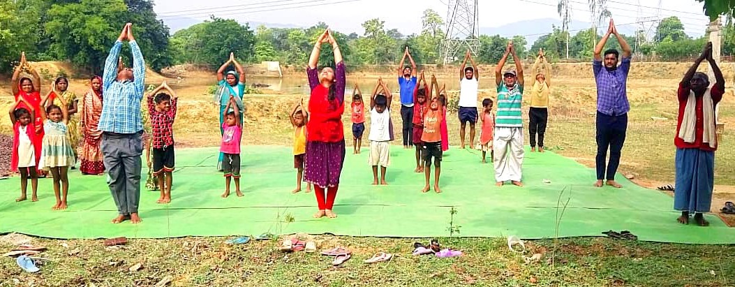 अमृत सरोवर स्थलों पर योगाभ्यास कर मनाया गया योग दिवस