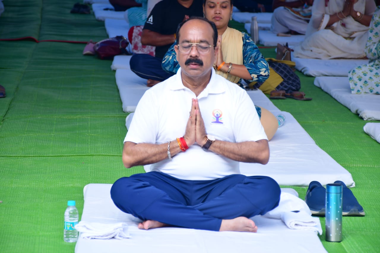 उपमुख्यमंत्री साव के आतिथ्य में सीएसईबी फुटबॉल ग्राउंड में जिला स्तरीय सामूहिक योग कार्यक्रम का हुआ आयोजन