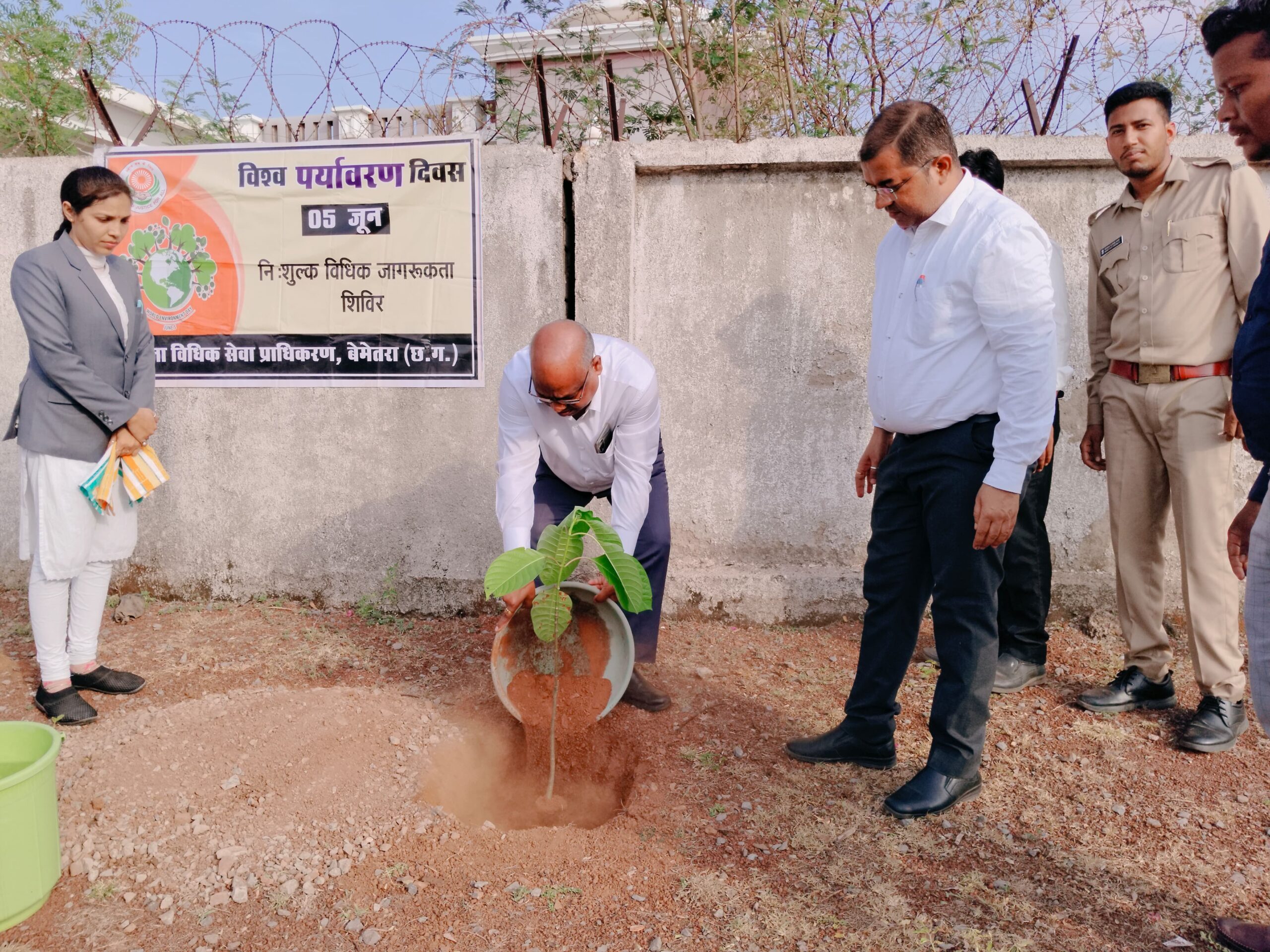 अन्तर्राष्ट्रीय पर्यावरण दिवस के अवसर पर जिला एवं सत्र न्यायाधीश ने किया वृक्षारोपण