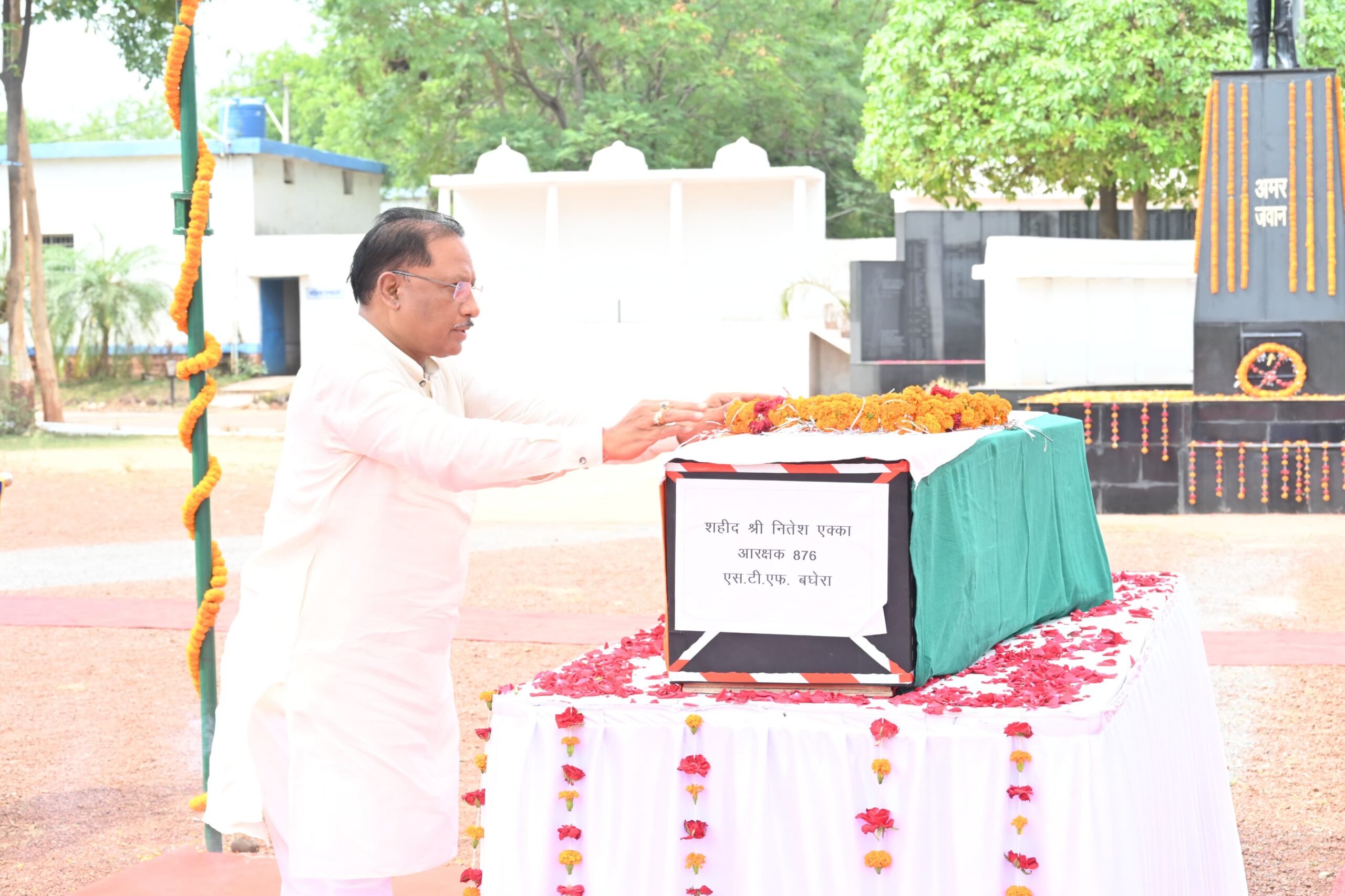 मुख्यमंत्री विष्णु देव साय और उप मुख्यमंत्री विजय शर्मा ने शहीद जवान के पार्थिव शरीर को कांधा देकर गृहग्राम जशपुर के लिए किया रवाना