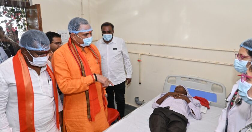 मुख्यमंत्री के निर्देश पर स्वास्थ्य मंत्री जायसवाल ने गरियाबंद जिले के किडनी मरीजों की सुविधा के लिए चार एम्बुलेंस की दी सौगात