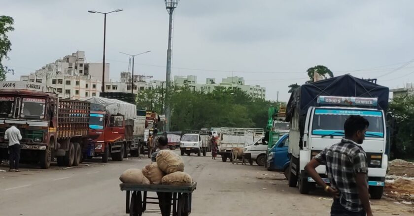 थोक सब्जी बाजार के सामने अवैध पार्किंग से, आमजन को खतरा, सौ मीटर पर खड़ी पुलिस की आंखें बंद, वरिष्ठ पत्रकार जवाहर नागदेव की खरी… खरी…